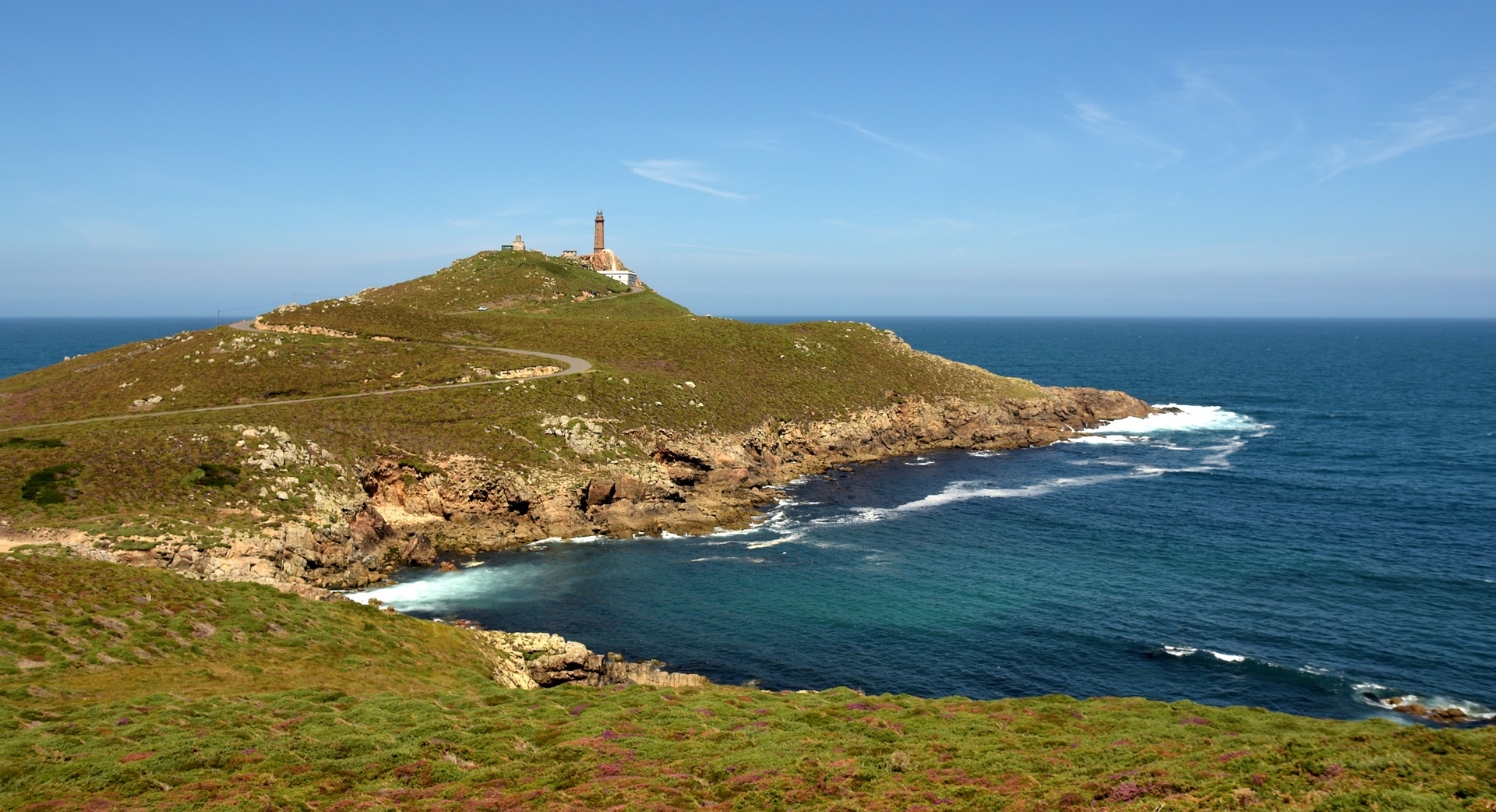 Satul cu vedere la ocean scos la vânzare