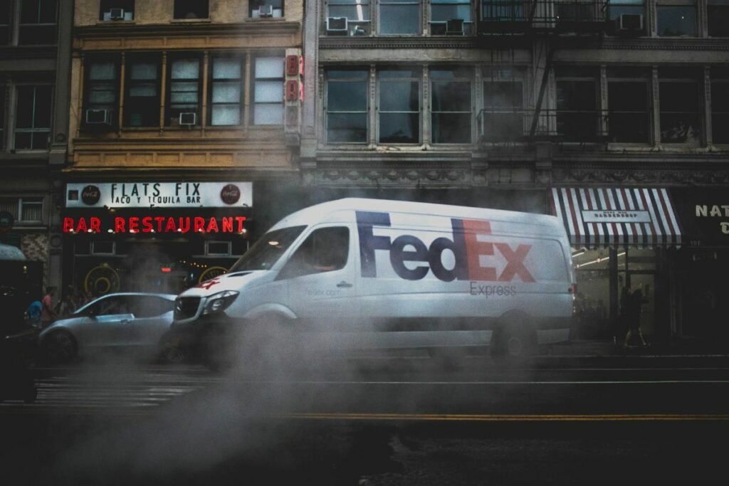 FedEx se extinde în Europa printr-o investiție majoră în lockere. Cum vrea gigantul american să schimbe regulile pe piața de curierat