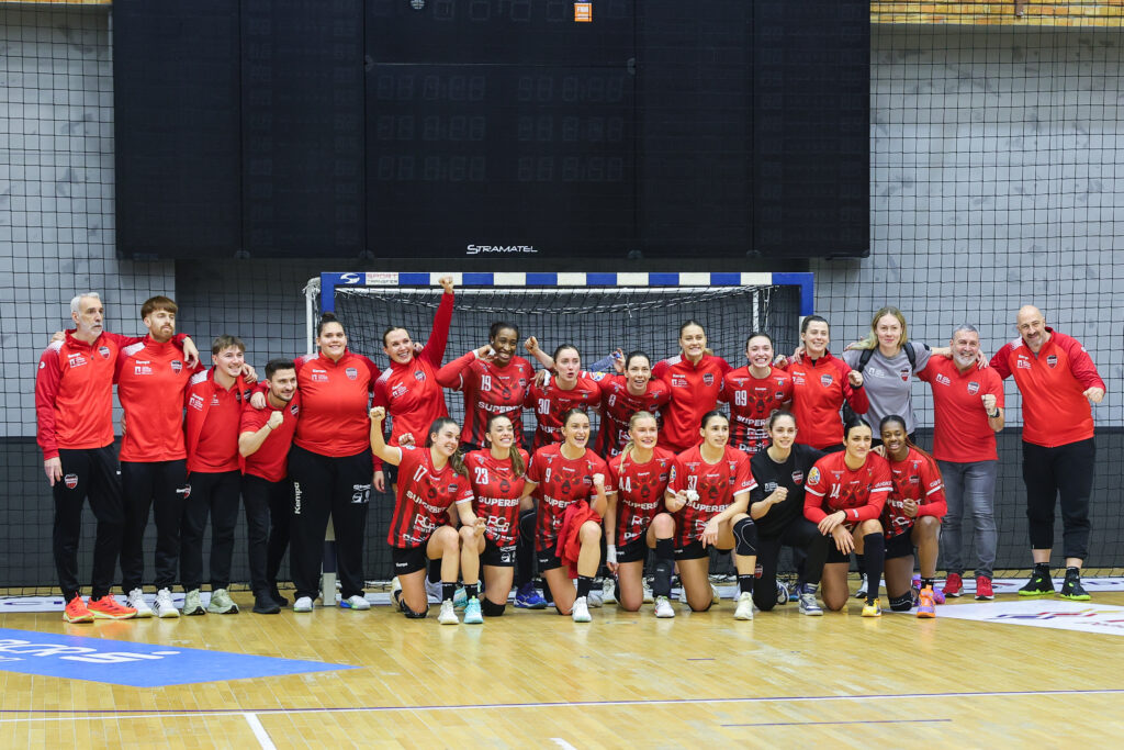 Gloria Bistrița învinge Dunărea Brăila și devine lider provizoriu în campionatul de handbal feminin