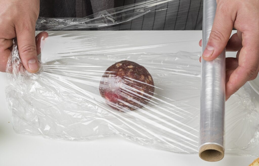 Cum scapi de folia transparentă care se lipește de ea însăși: trucul pe care puțini îl știu