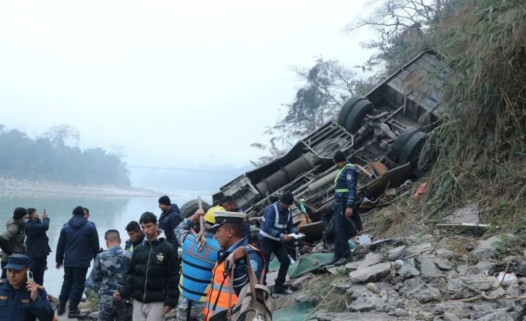 Tragedie pe șoselele din Nepal. Un autobuz s-a prăbușit într-o râpă. 19 persoane și-au pierdut viața
