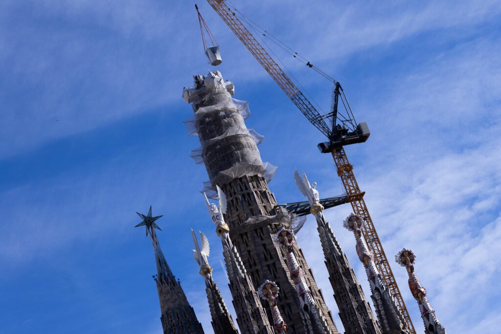 Ultima piesă din turnul central al Bazilicii Sagrada Familia a fost montată