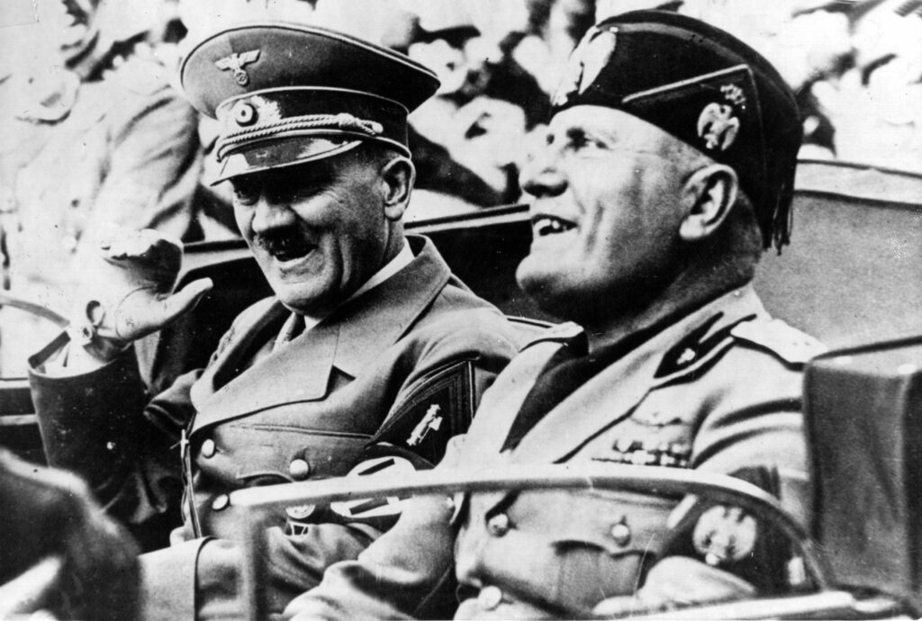 File scrise de Mussolini pentru întâlnirea cu Hitler din 1944, confiscate de carabinieri de la o casă de licitaţii