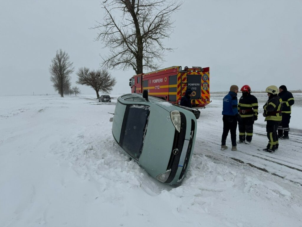 Intervenții în șapte județe pe fondul viscolului: Zeci de persoane blocate în mașini și peste o mie de oameni fără curent