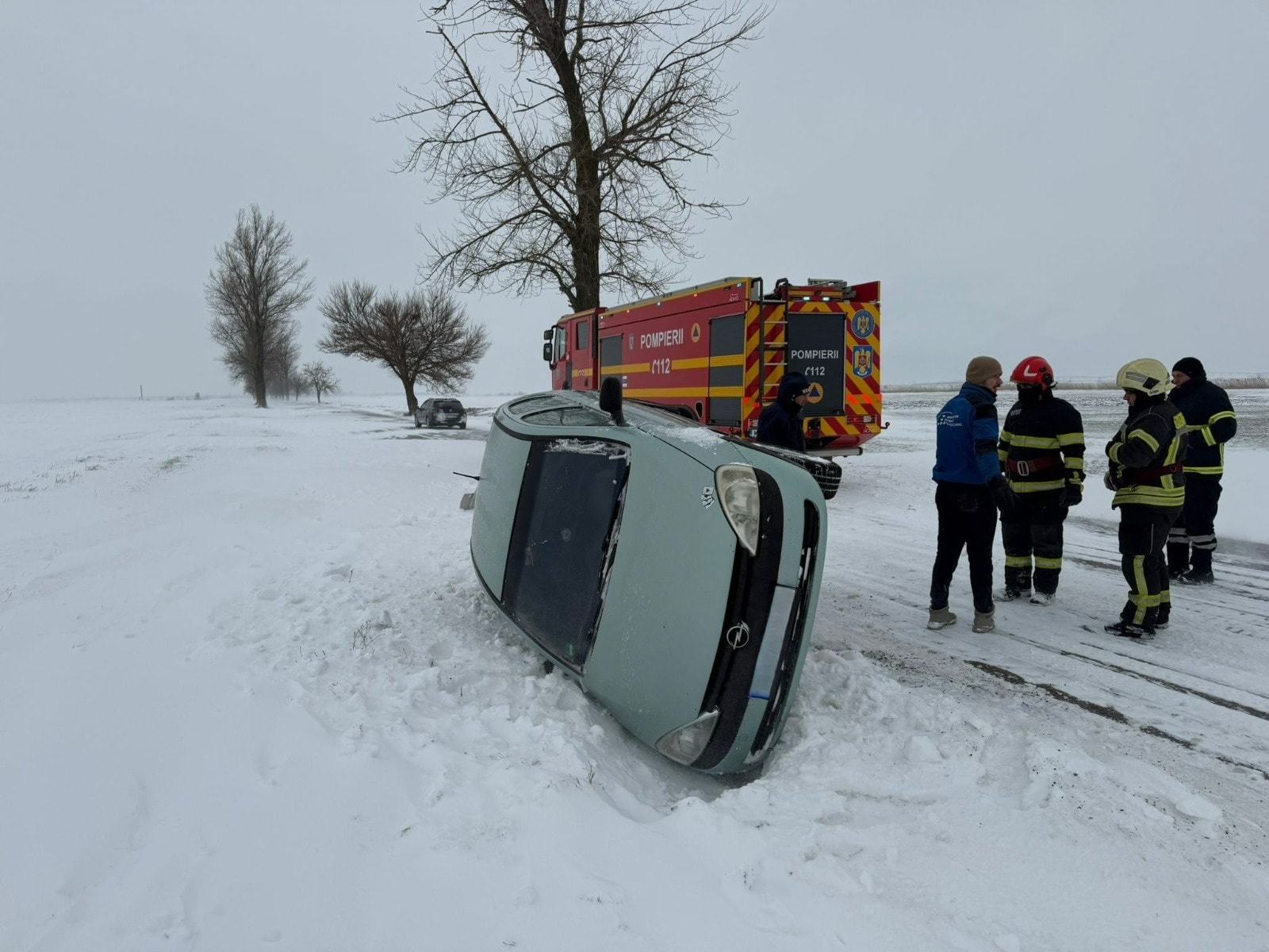 Peste 100 de persoane blocate în mașini în țară