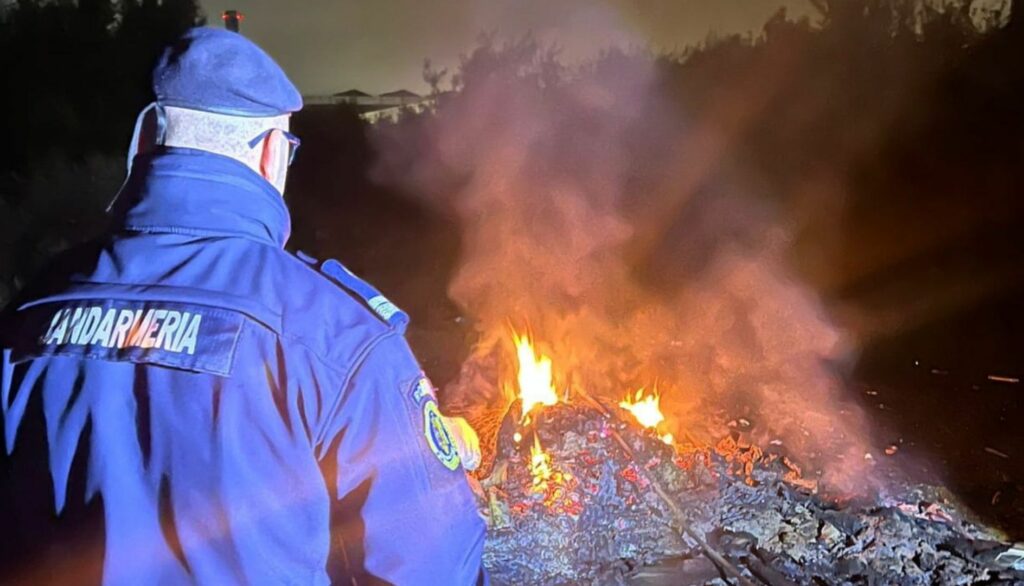Bărbat, amendat după ce a incendiat gunoaie în Bistrița. Acesta a aprins focul aproape de magistrala de gaz