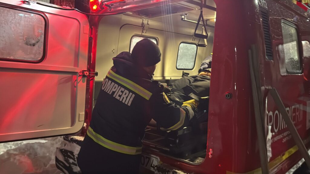 Cetățean georgian, înghețat în mașina blocată în nămeții din Tulcea, salvat de un trecător