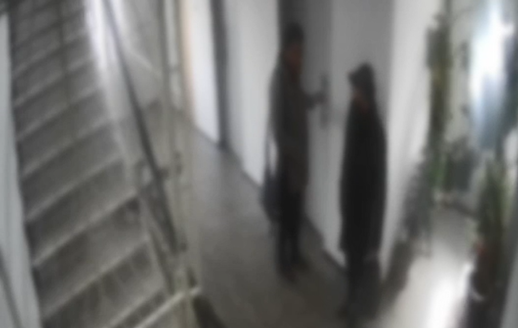 O femeie de 75 de ani din Capitală, tâlhărită de doi tineri care se dădeau vânzători de parfumuri