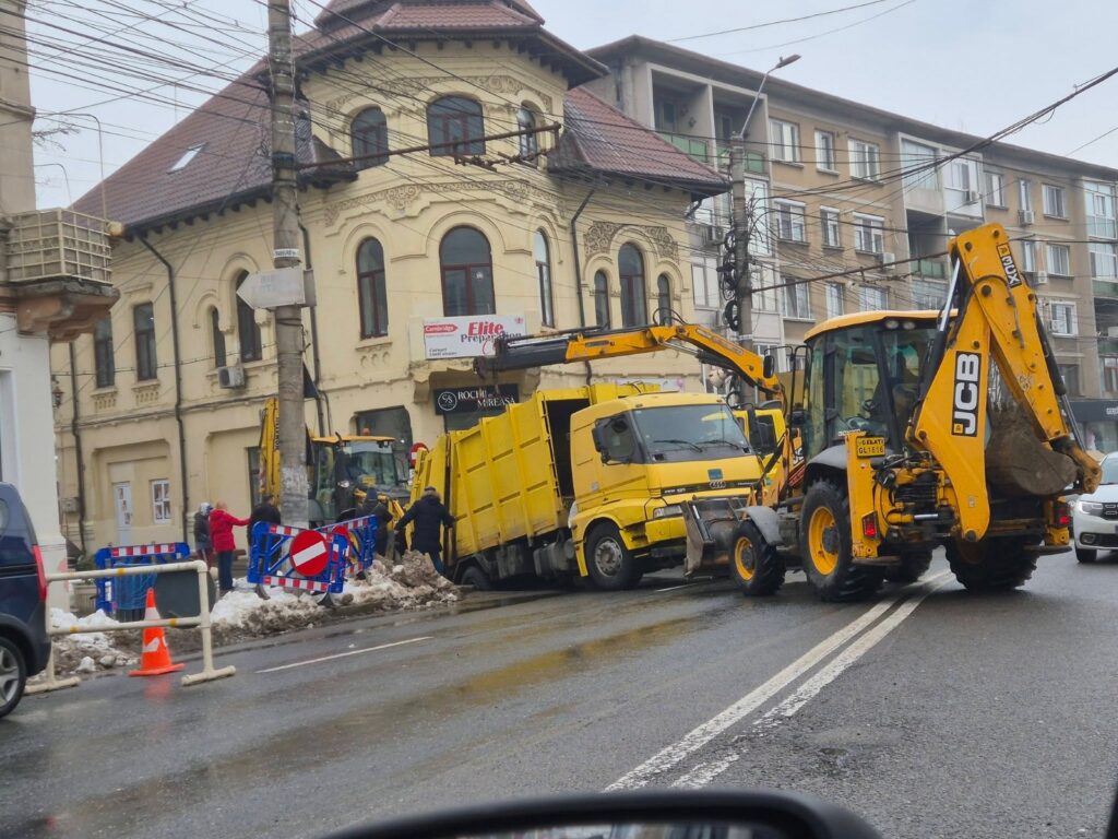 O mașină de gunoi s-a scufundat într-o groapă. Accidentul s-a produs în centrul orașului Galați