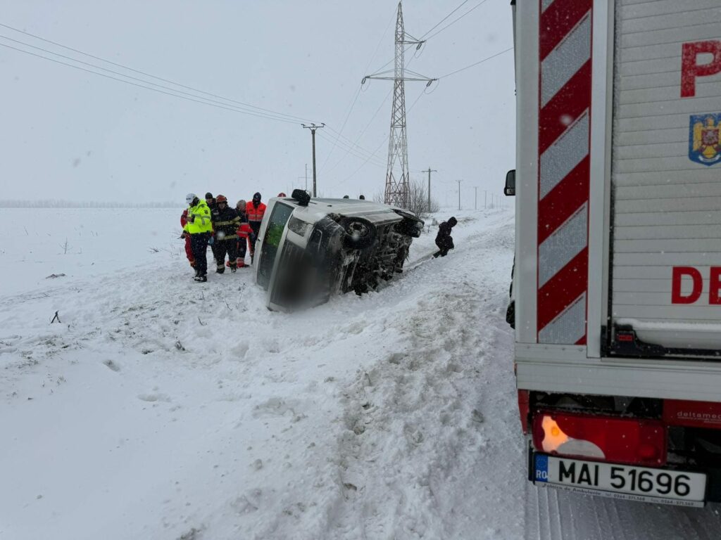 Un microbuz cu 16 persoane s-a răsturnat pe DN5, în Giurgiu. Planul roșu de intervenție, activat