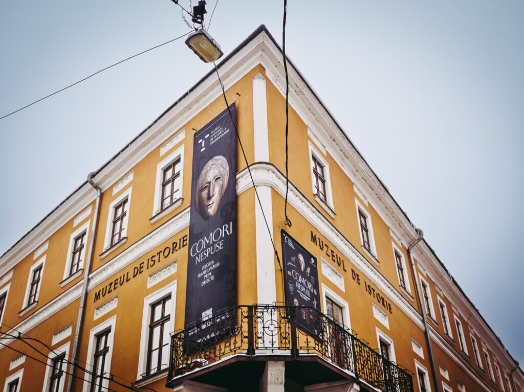 Tăblițele de la Tărtăria, din nou în centrul unei controverse istorice: sunt sau nu cea mai veche scriere din lume?