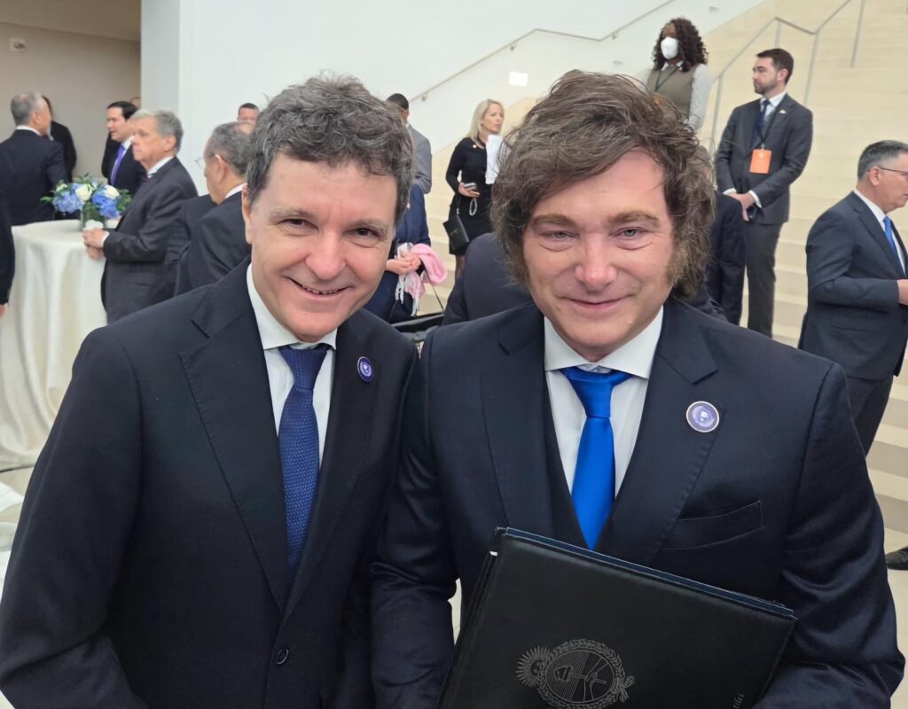 Cine este controversatul președinte libertarian cu care Nicușor Dan s-a pozat