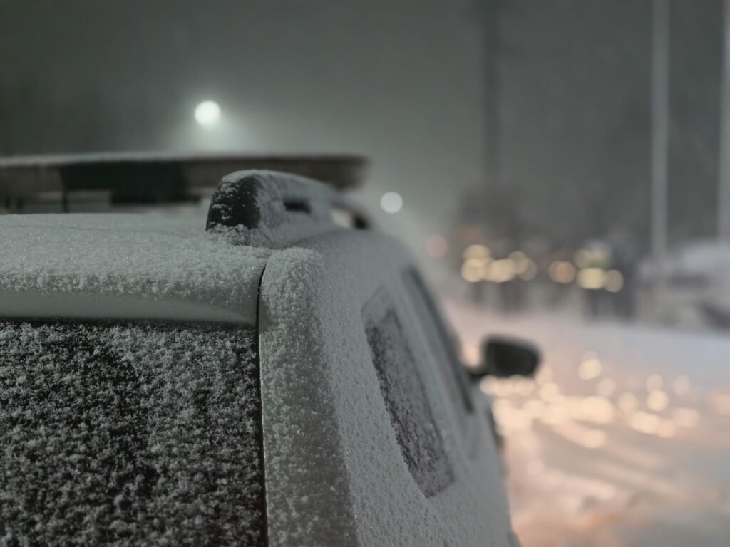 Codul roșu de ninsori în București: număr triplu de apeluri la 112, cele mai multe între orele 7-8