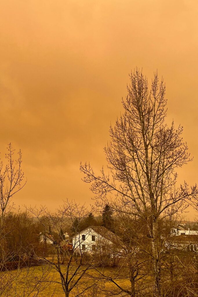 Un fenomen cu aspect „apocaliptic” într-o țară din Europa: precipitații de culoarea sângelui și cer purpuriu