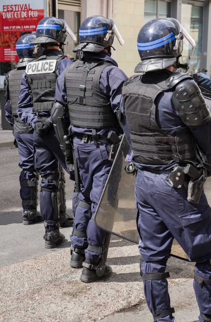 Aproximativ 50 de persoane cu glugă au patrulat și au făcut salut nazist pe un bulevard din Paris