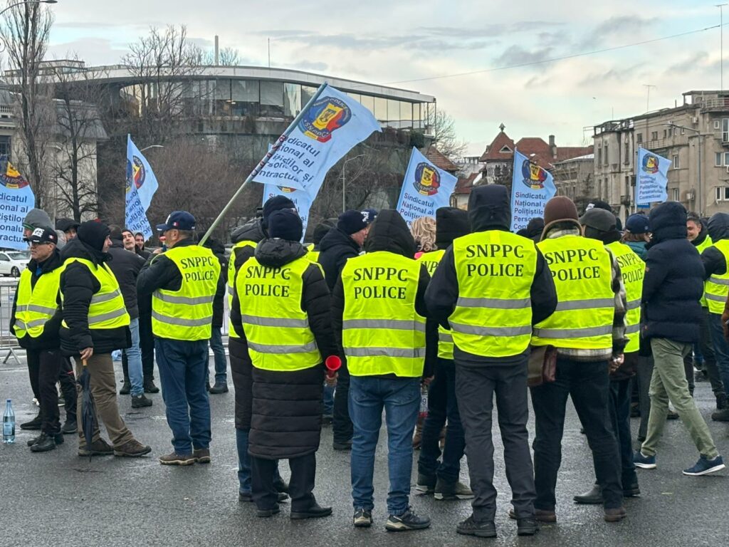 Polițiștii protestează în Piața Victoriei. Nu sunt de acord cu majorarea vârstei de pensionare