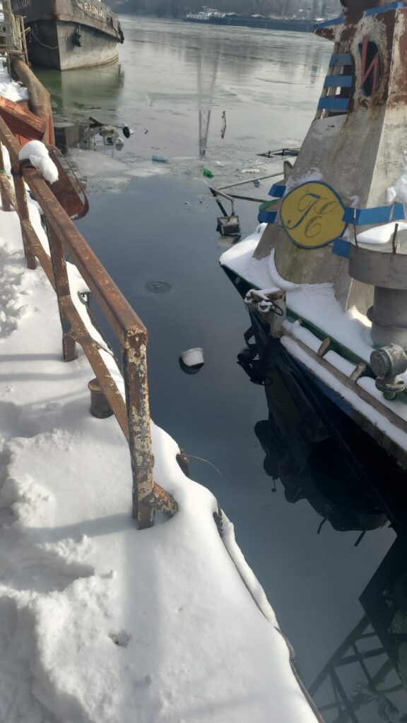 Poluare pe Dunăre, în zona Giurgiu. Un împingător s-a scufundat