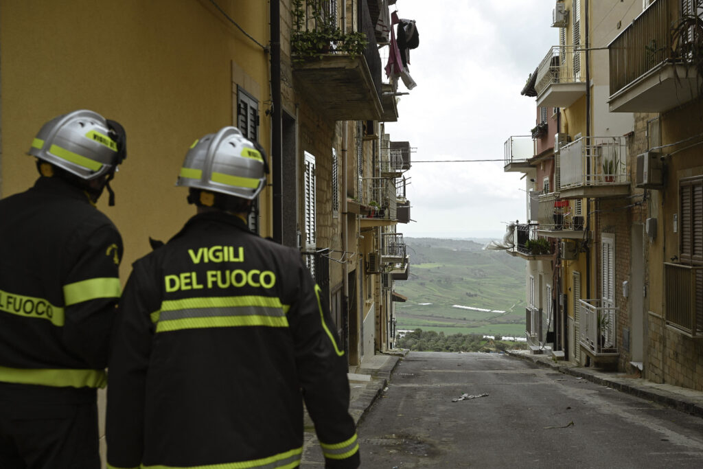 Pompierii din Sicilia au salvat 400 de cărți rare dintr-o bibliotecă după o alunecare de teren