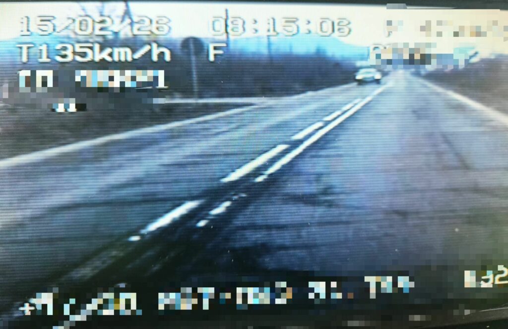 Tânără înregistrată de radar în timp ce conducea o mașină cu 135 km/h pe o stradă din Baia Mare. Ce pedeapsă a primit