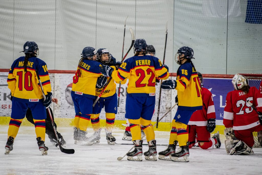 România învinge Serbia la lovituri de departajare, la Mondialul de hochei pe gheață feminin Divizia III / Grupa A