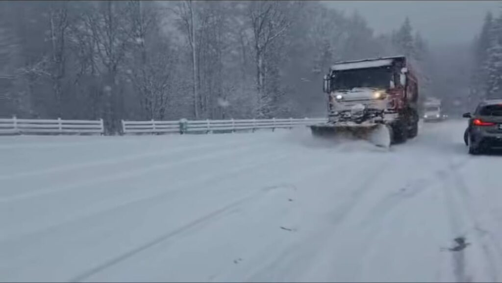 A nins abundent în zona montană din Suceava. Cod galben de vânt în Moldova, miercuri