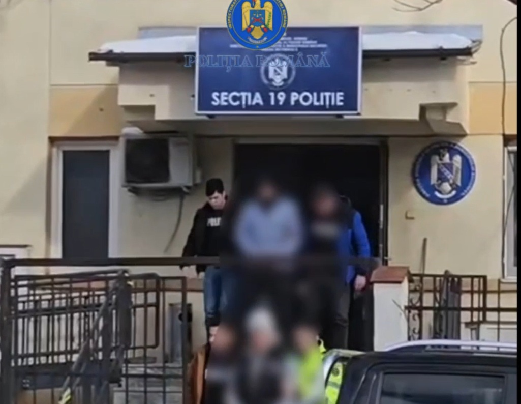 Doi tineri au tras cu pistoale cu bile în mai multe fete într-o intersecție din Sectorul 5