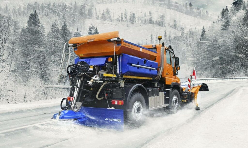 Dotări SF pe drumurile dintr-un județ: senzori pentru monitorizarea vremii și a traficului și un utilaj pentru întreținere/deszăpezire/curățenie