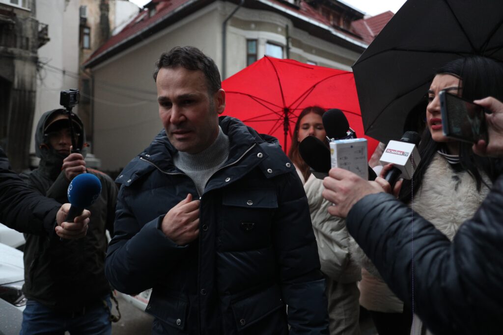 Interceptări DNA. Primarul Robert Negoiță, dat de gol de apropiații săi: “De luni știa de aia cu DNA-ul”/ “Să vină ăștia să întrebe de dosare”/ “Nimeni nu e șmecher forever”/ “Bă, nene, sunteți nebuni la cap? Bă, se duce naibii, îți bubuie între cartiere. Se întâmplă nenorocire ca la Rahova și dai dracu de belea”. Edilul sectorului 3 ar fi ignorat avertismentele Transgaz, CSU, DNA vorbește despre “risc de explozie”. Alte 11 străzi, asfaltate ilegal în S3. În dosar este vizat și nepotul lui Robert Negoiță