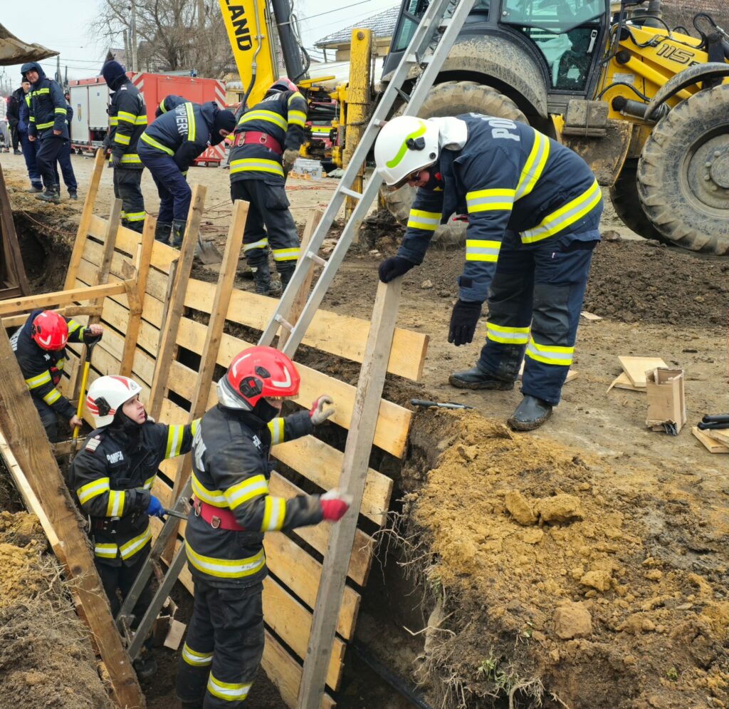 Un bărbat a murit după ce a fost surprins de un mal de pământ, la lucrări de canalizare, în Fierbinții de Jos