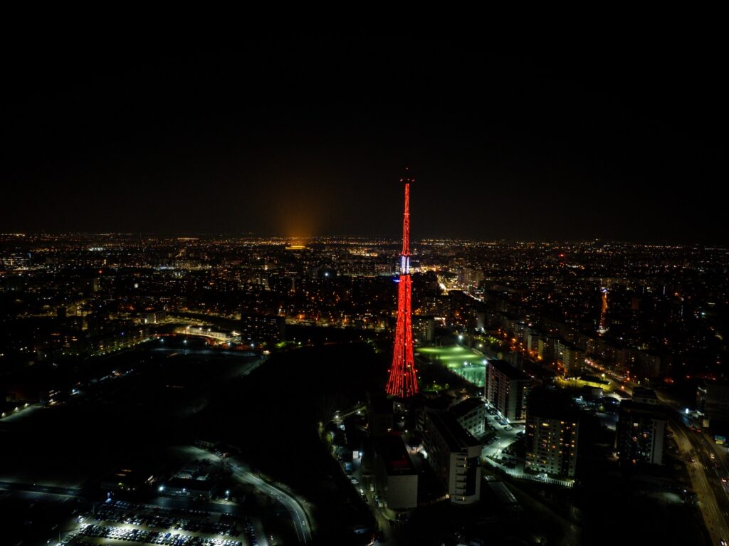 Peste 140 de clădiri din România vor fi iluminate în roșu de Ziua Europeană a numărului 112