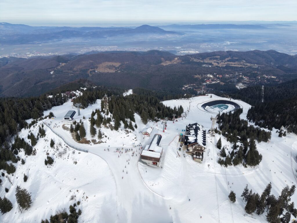 Se schiază pe toate pârtiile din Poiana Brașov, în ciuda temperaturilor pozitive