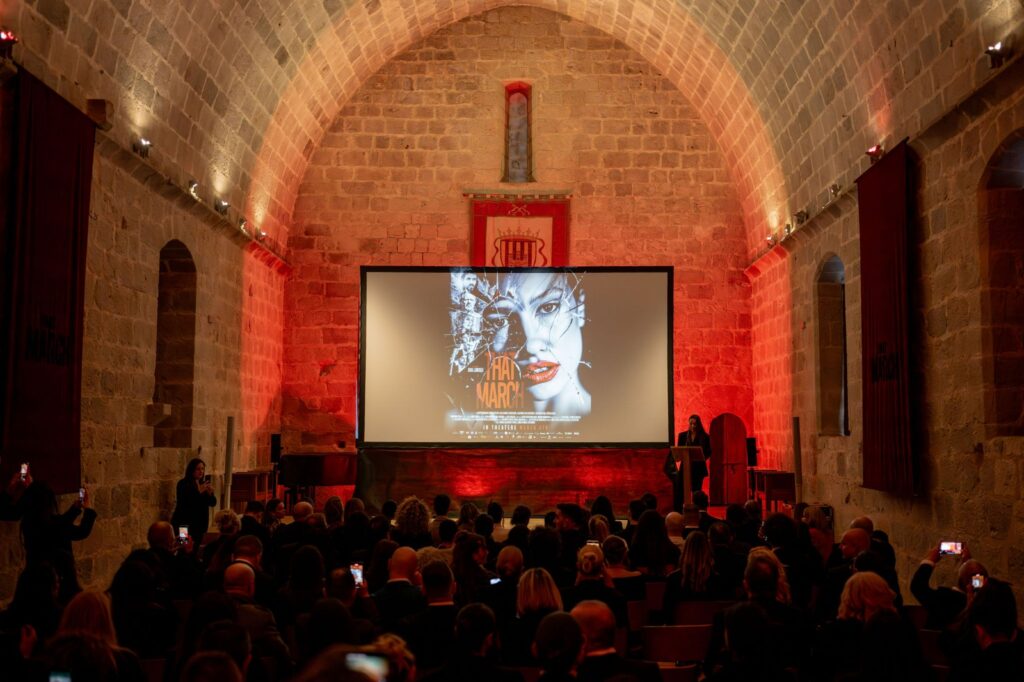 Thrillerul româno-spaniol „Acel Martie” a avut prima proiecție într-o gală spectaculoasă la Castelul Peniscola, din Spania. Actori și influenceri prezenți la eveniment