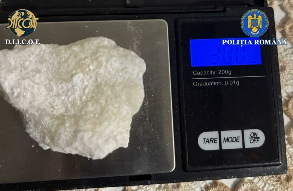 Trei bărbați au procurat și vândut droguri în Bihor: prețuri între 100 și 450 de lei