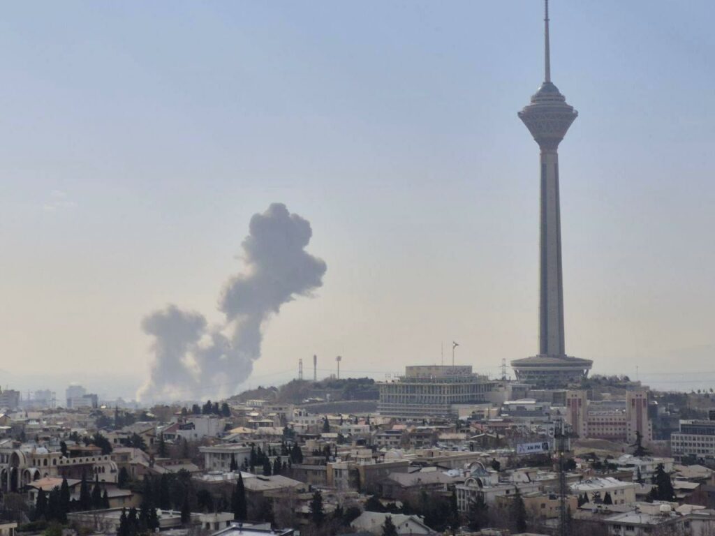 BREAKING NEWS. SUA și Israel atacă Iranul. Explozii și fum gros în Teheran. Trump declară că sunt în curs „operațiuni militare majore” / Stare de urgență în Israel