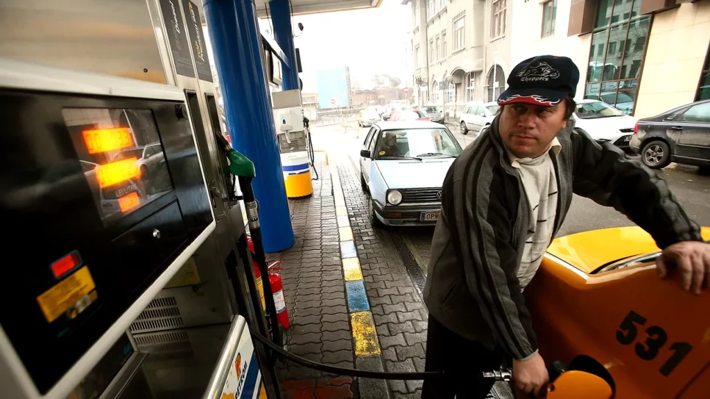 Transportatorii români cer intervenția „imediată” a Guvernului pentru scăderea prețului carburanților la pompă. Întrebări pentru premierul Ilie Bolojan