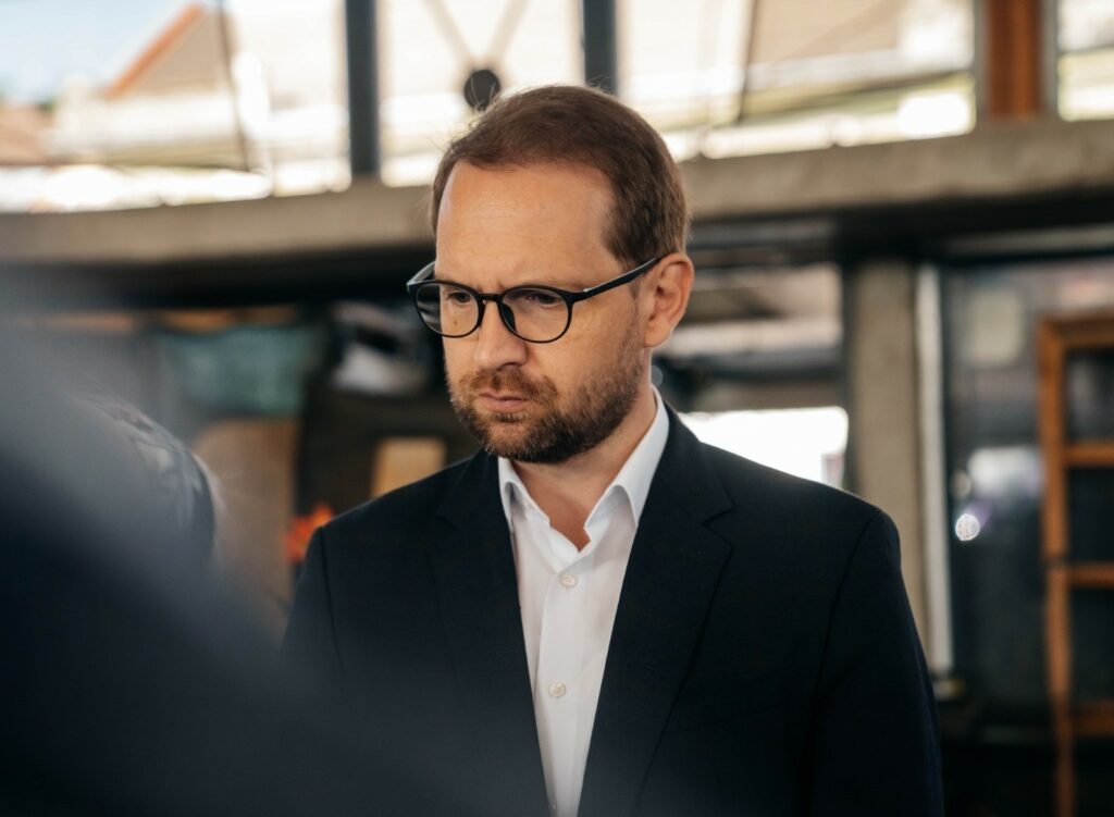 Dominic Fritz vrea să scoată păcănelele de lângă școli: Trei sferturi dintre ele sunt la mai puțin de 500 de metri