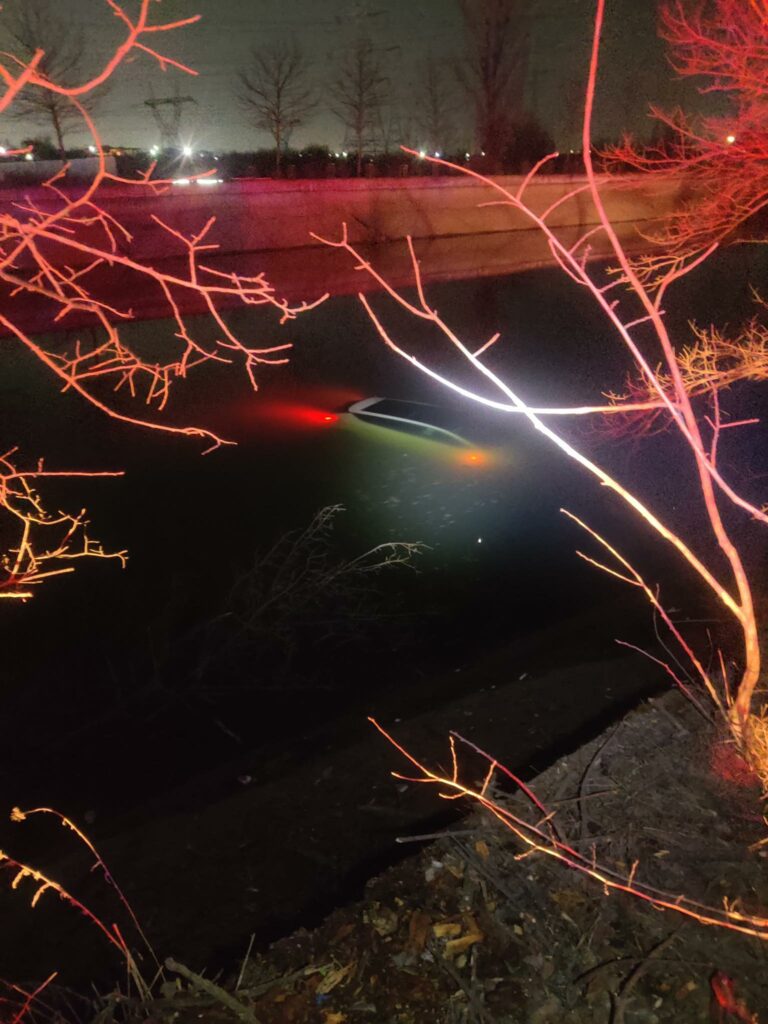 Mașină ajunsă în apă pe Splaiul Unirii – Glina. Șoferul a scăpat nevătămat