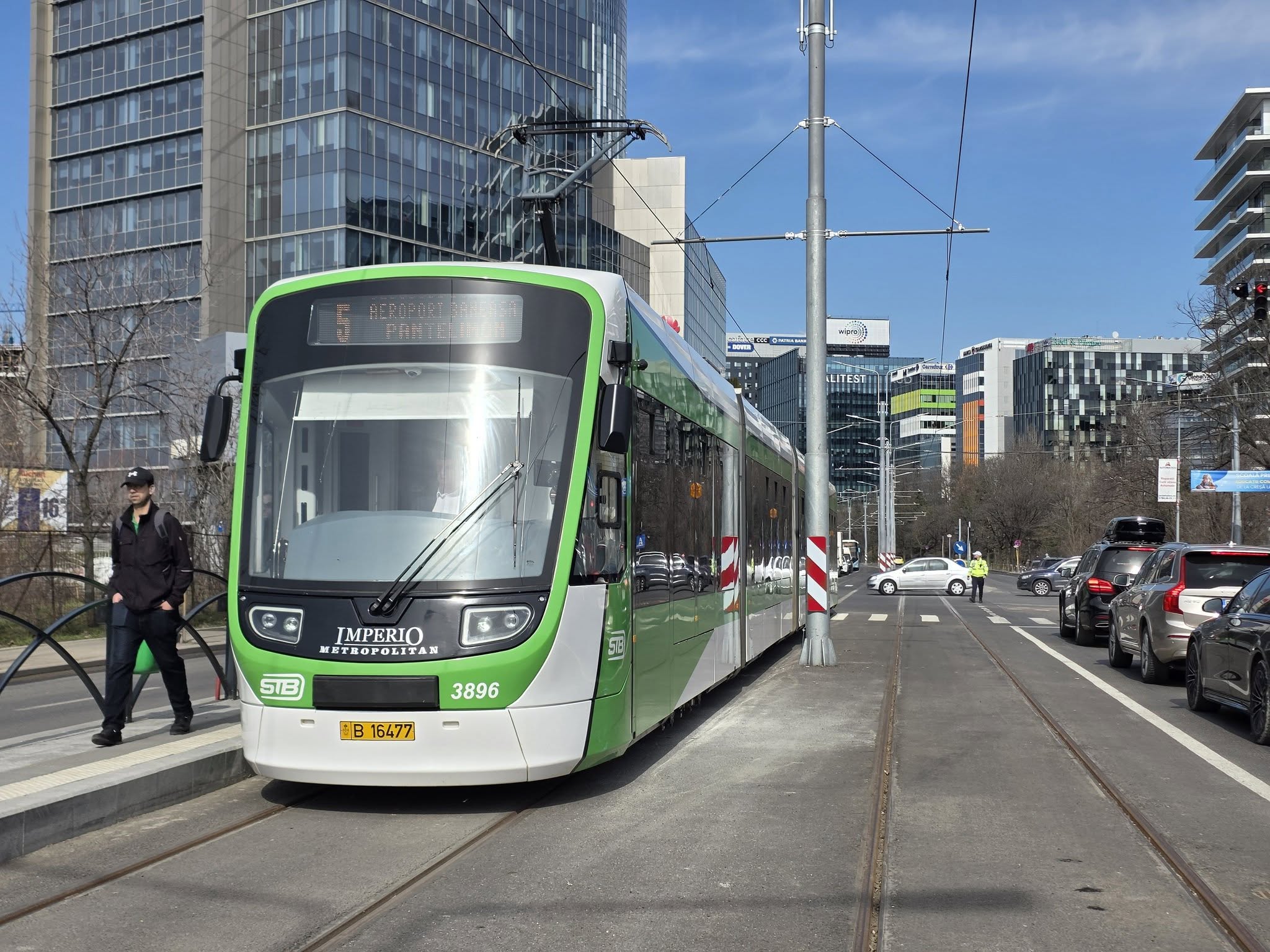 Autobuzele revin pe calea de rulare a tramvaielor