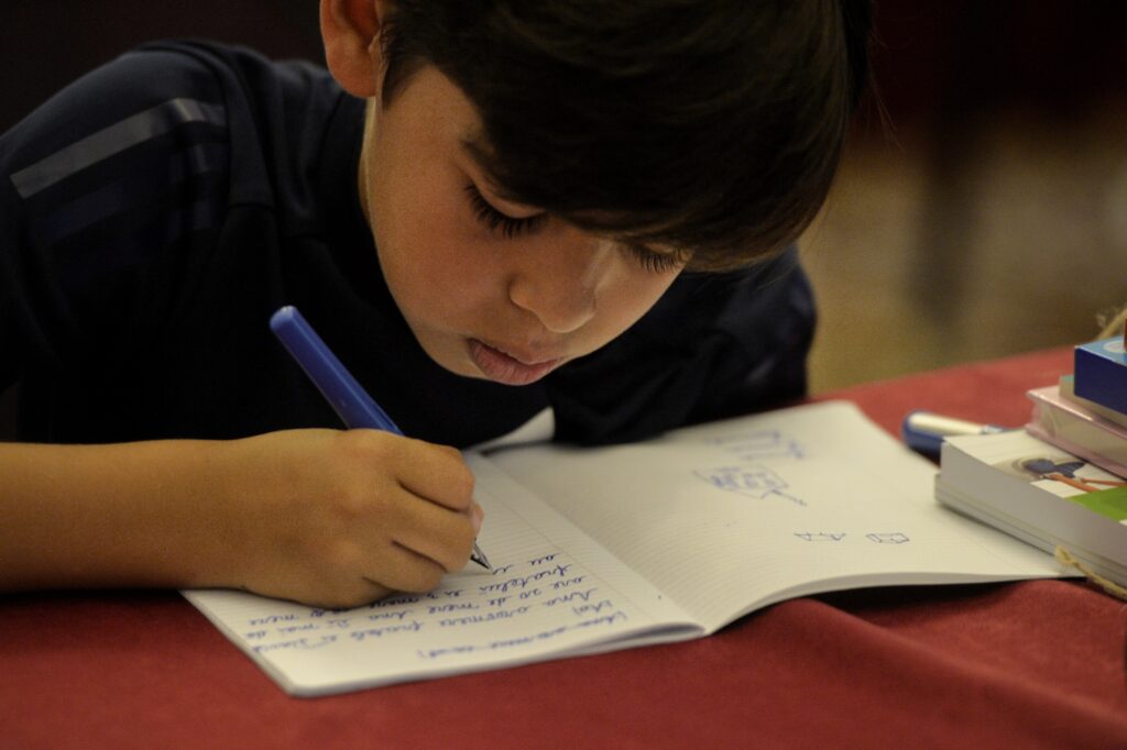 De ce nu ar trebui să renunțăm la scrisul de mână în școli