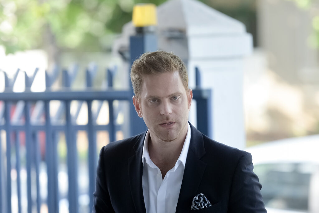 Fostul ministru Ilan Laufer și copiii lui de 5 ani au fost loviți de o mașină în Capitală