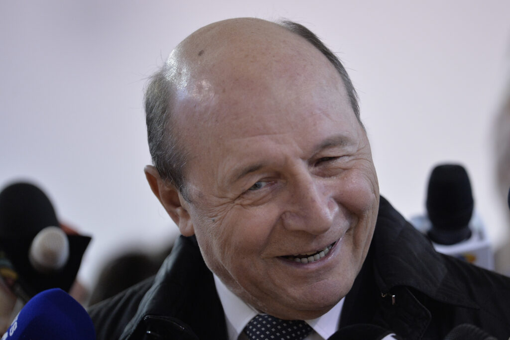 Motorina a ajuns la 10 lei. Băsescu spune până când va continua scumpirea carburanților