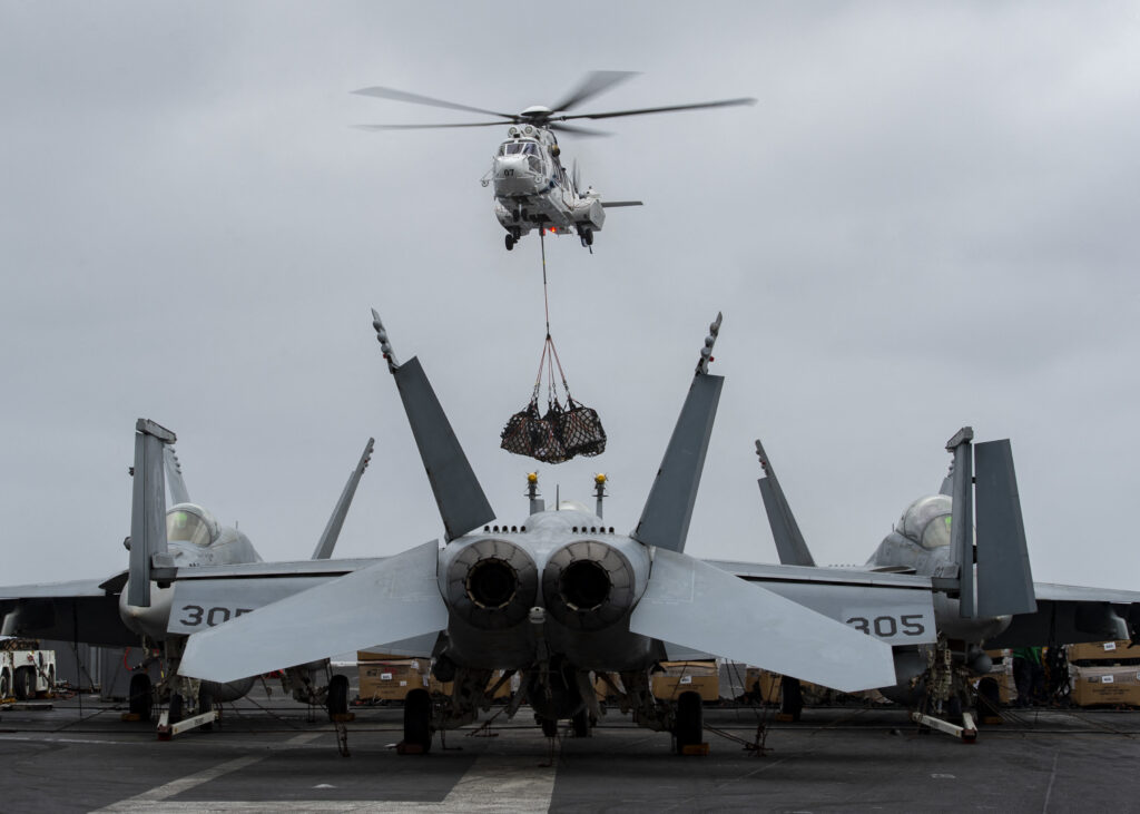 A început operațiunea militară de redeschidere a strâmtorii Ormuz. Avioanele și elicopterele militare americane implicate