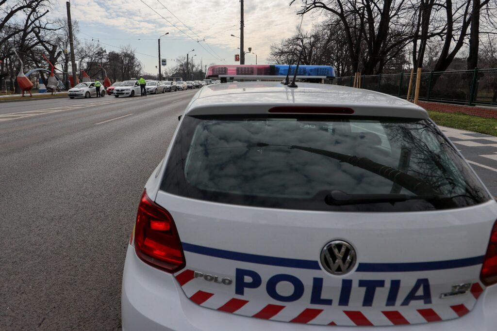 Opt mașini parcate în Capitală, lovite de un vehicul scăpat de sub control