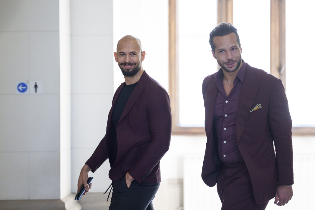 Frații Tate nu pot fi extrădați din Hong Kong fără o cerere din partea României sau a Regatului Unit