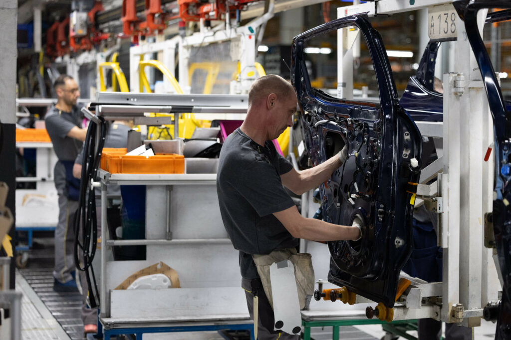 Vânzările de mașini din Europa cresc ușor în februarie, susținute de cererea pentru vehicule electrice