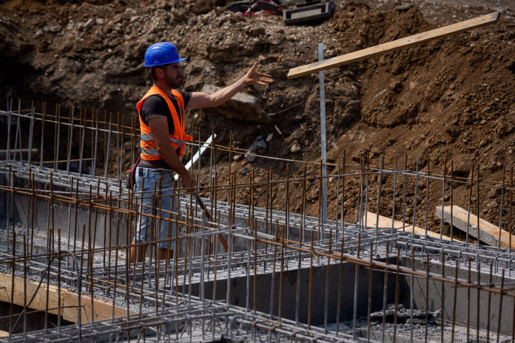 INS: În ianuarie 2026, volumul lucrărilor de construcţii a scăzut, faţă de decembrie 2025, ca serie brută, cu 69,0%