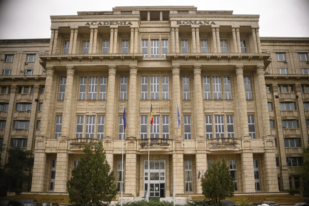 Cine poate obține bursele de 1000 de lei ale Academiei Române