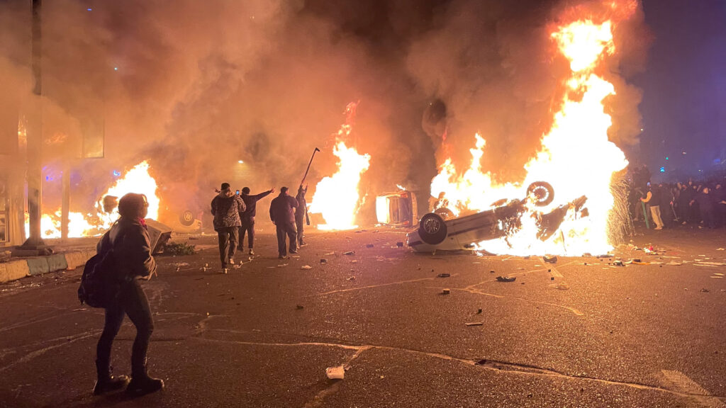 Iranul a anunțat că va crește salariul minim pe economie cu 60%, la două luni după protestele violente