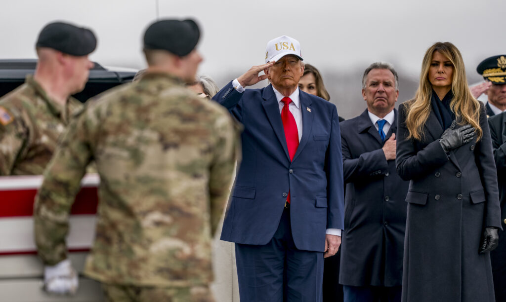 Donald Trump este acuzat de lipsă de respect față de soldații americani
