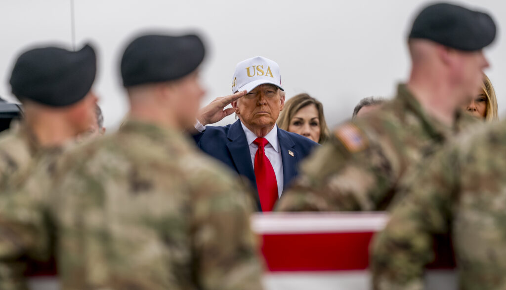 Fox News își cere scuze după ce a difuzat imagini greșite cu Trump la ceremonia pentru soldații americani căzuți în război